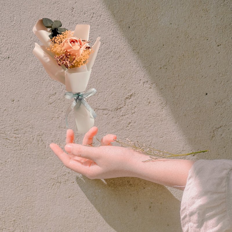 Fresh wind Sola immortal small bouquet Sola flower baby's breath immortal flower - ช่อดอกไม้แห้ง - พืช/ดอกไม้ สีส้ม