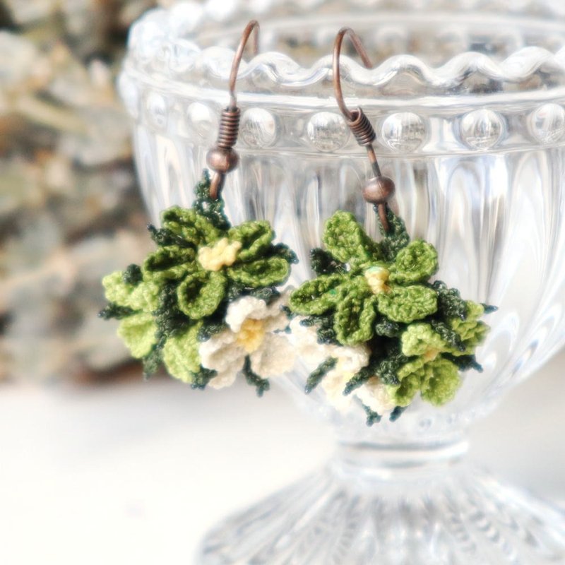 PREMIUMレースのピアス【ブーケ】グリーンフィールド - 耳環/耳夾/耳骨夾 - 其他人造纖維 綠色