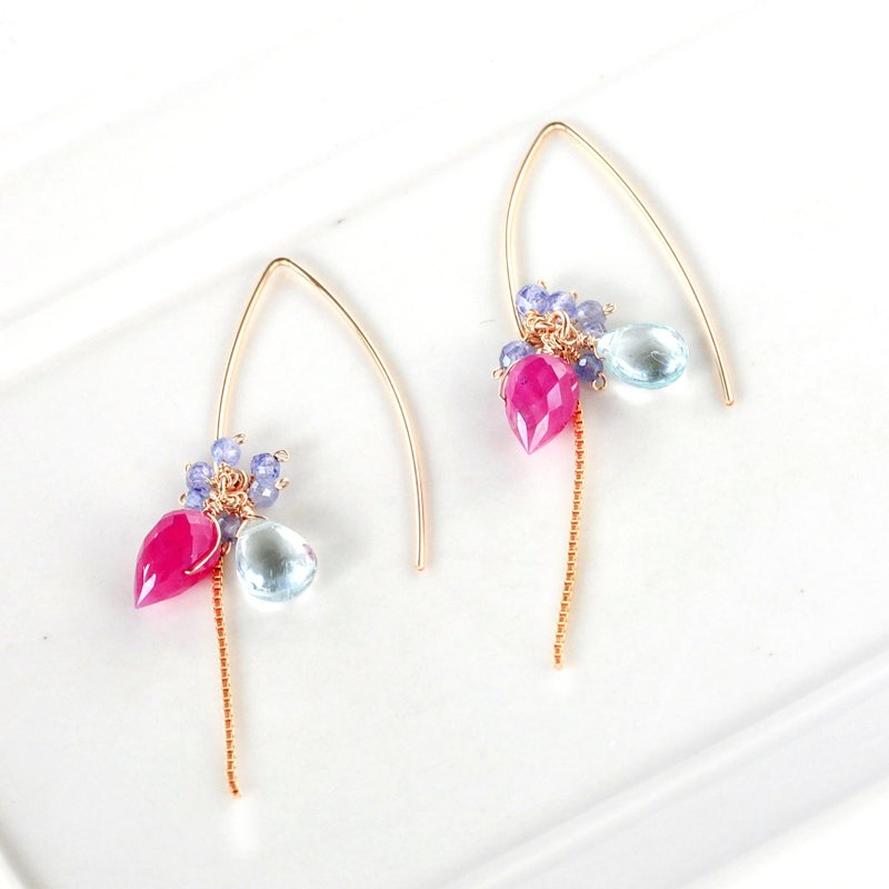 14kgf/ Rose bud Ruby flower bud x aquamarine V-shape summer earrings - ต่างหู - เครื่องเพชรพลอย สีแดง