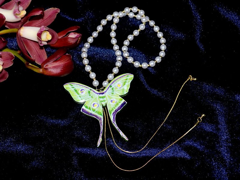 Butterfly Kiss Series Green-tailed Silkworm Moth Moth Shape Adjustable Pearl Necklace Hand-painted Wooden Independent - สร้อยคอ - ทองแดงทองเหลือง สีเขียว