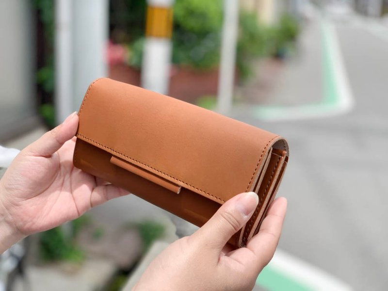 OVER　上品さと洗練さのライトブラウン　オーバーフラップ長財布　見通しの良いヌメ革　OFW–BBB–BBB–B - 錢包/皮夾/長短夾 - 真皮 咖啡色