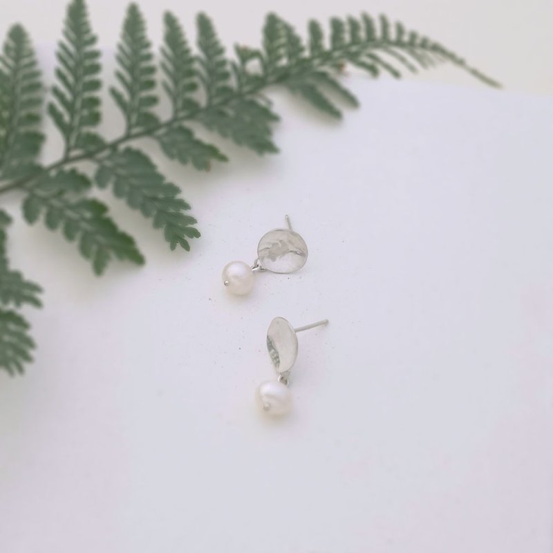 Hand-knocked flower pearl sterling silver earrings - Earrings & Clip-ons - Pearl White