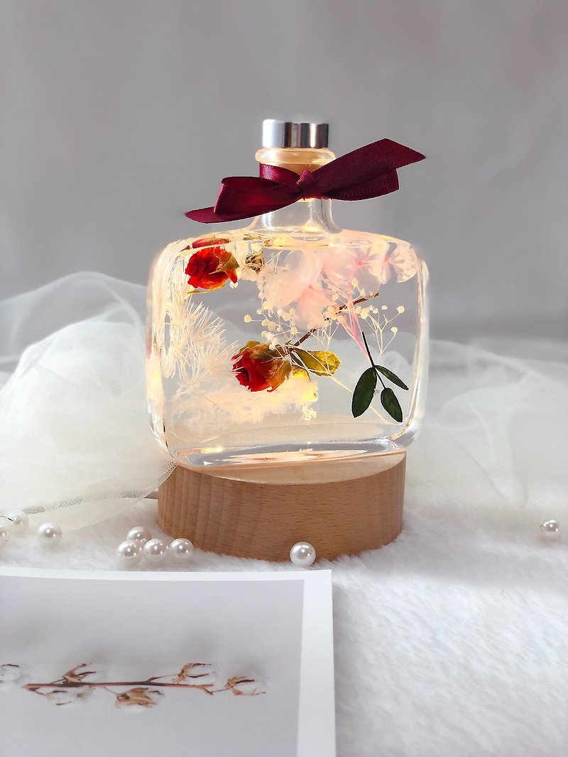 【Graduation gift】Famous lady style Xiaoxiang square wide bottle floating flower multicolor can add lamp holder - ช่อดอกไม้แห้ง - พืช/ดอกไม้ หลากหลายสี