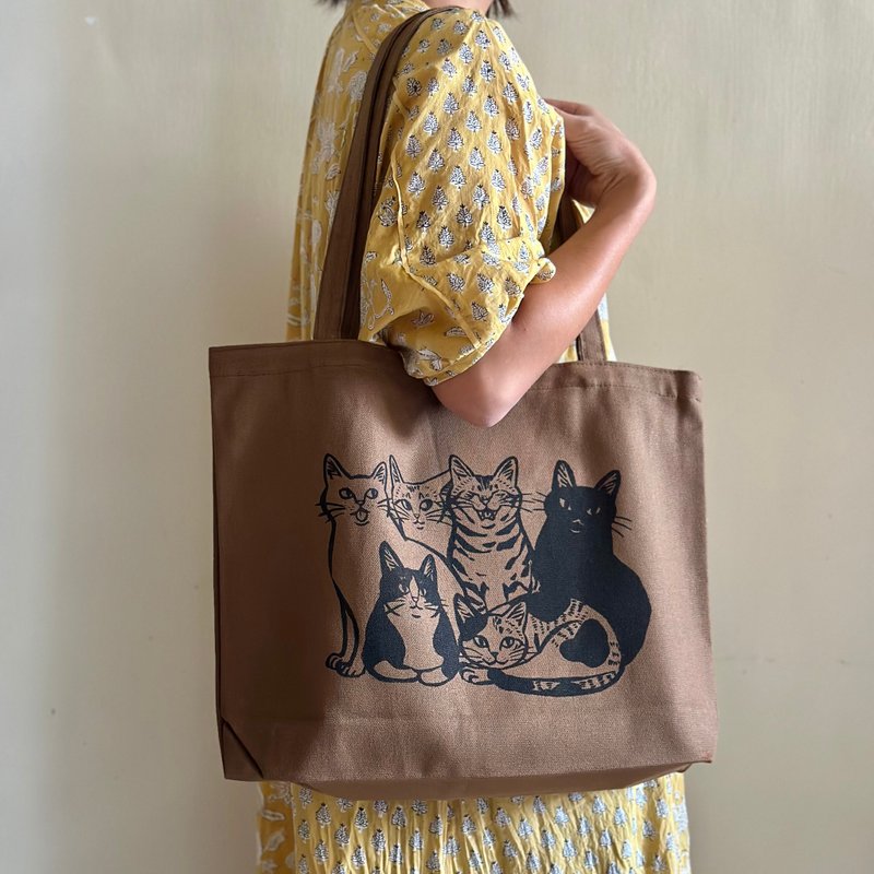 Six cats silk print tote bag - กระเป๋าถือ - ผ้าฝ้าย/ผ้าลินิน สีนำ้ตาล