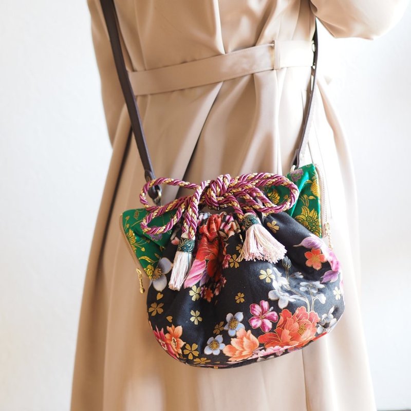 台灣花布貓耳束口側背包 手作唯一款 免運 - 側背包/斜背包 - 棉．麻 黑色