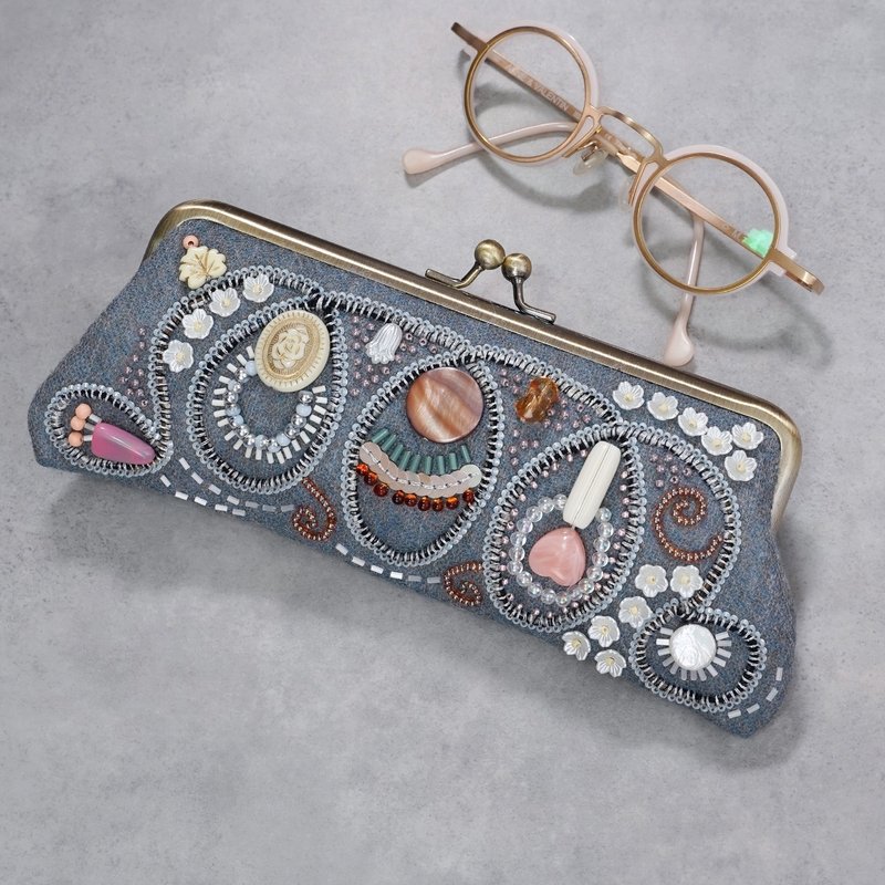 ビーズ刺繍のがま口眼鏡ケース ペンケース No.19 ブルーグレー ウール素材 アートなギフトに最適 一点もの 手刺繍 軽量ハンドメイド  おしゃれで便利 - 眼鏡盒/眼鏡布 - 羊毛 灰色