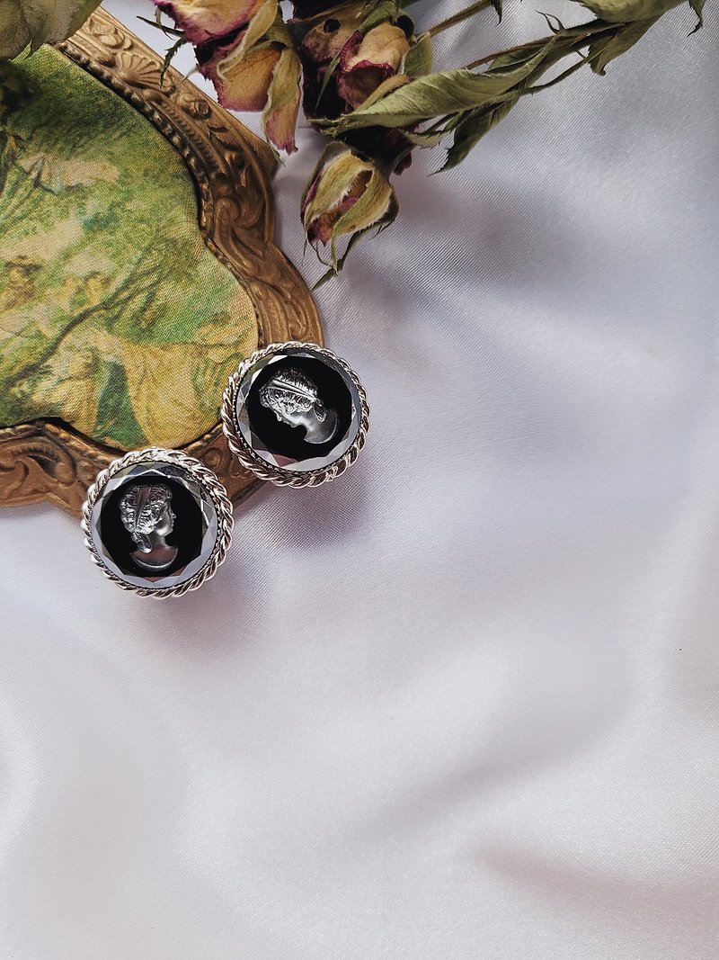 American Western antique jewelry/retro round silver gray cameo lady side face inverted design clip-on earrings - Earrings & Clip-ons - Other Metals 