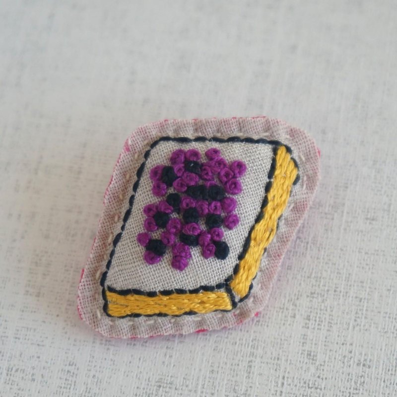 Hand embroidery broach "Bean jam toast 2" - เข็มกลัด - งานปัก สีกากี