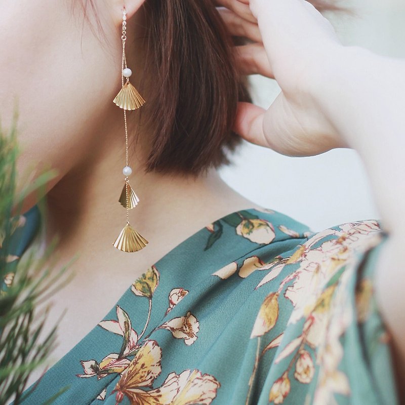 MissQueeny original | fan shaped natural pearl earrings - single - ต่างหู - โลหะ สีทอง