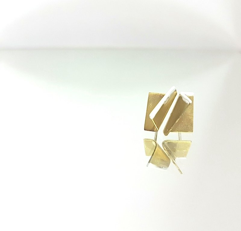 [Unisex brass irregular rectangle earrings with hand -painted white lines] square Bronze earrings asymmetric trim white (neutral) - Earrings & Clip-ons - Other Metals Gold