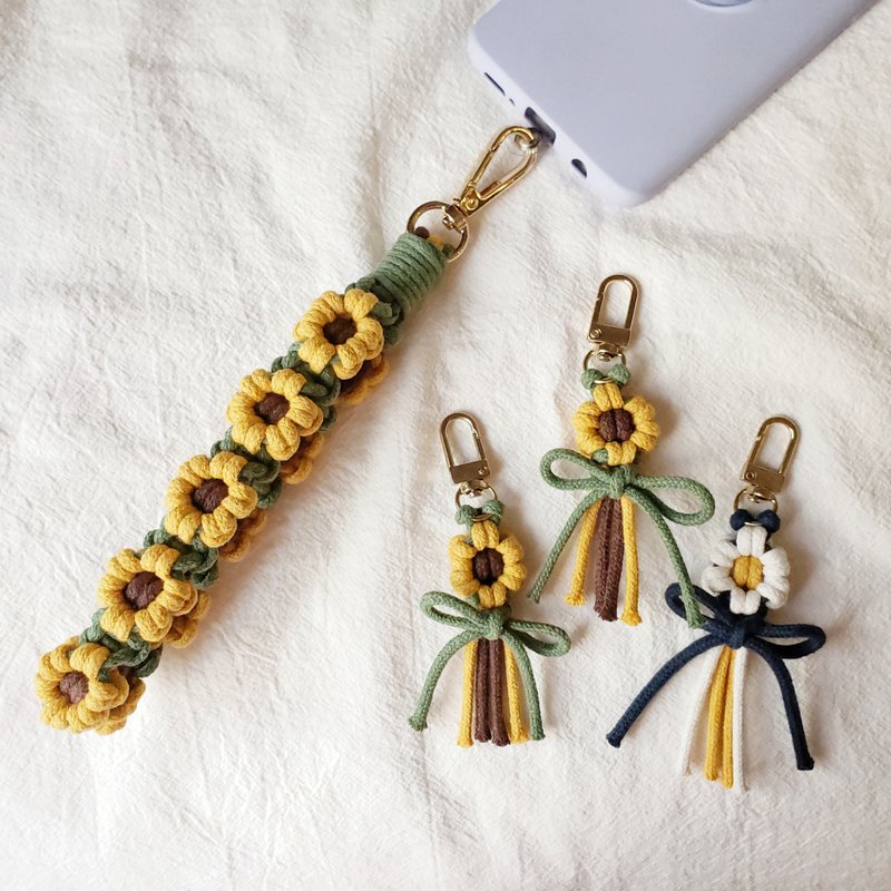 編織小花鎖匙扣 Macrame flower keychain - 鑰匙圈/鑰匙包 - 棉．麻 多色