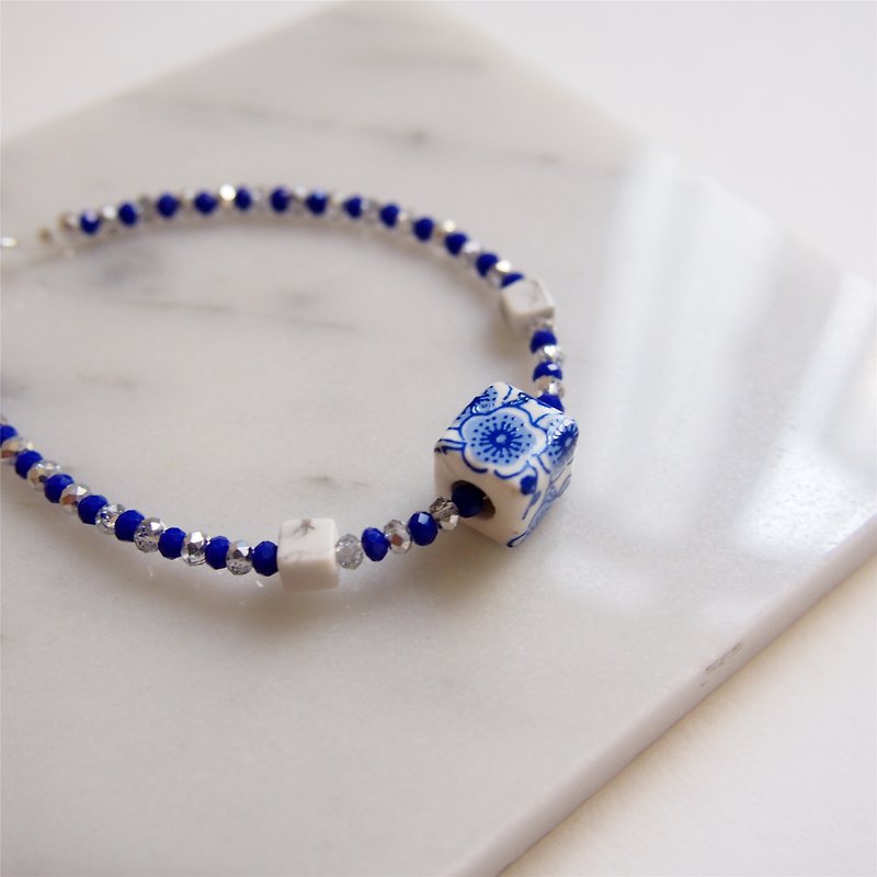 "KeepitPetite" vintage, ceramic blue and white flower square beads, white turquoise, bracelet bracelet • Valentine's day gift - สร้อยข้อมือ - เครื่องลายคราม สีน้ำเงิน