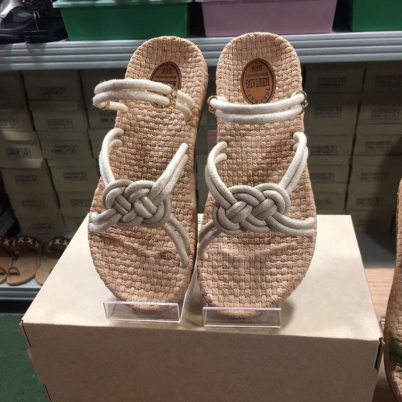 รองเท้าแตะสาน เชือกถัก summer รองเท้าแตะสานสไตล์โบฮีเมียน Handmade พื้นยางพารา - รองเท้ารัดส้น - น้ำยาง ขาว