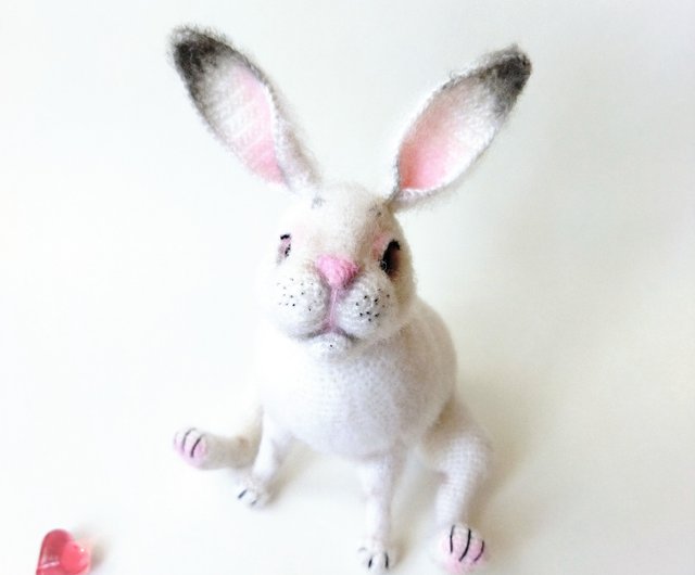 リアルなウサギ。かぎ針編みの面白いバニー。うさぎのぬいぐるみ。動物