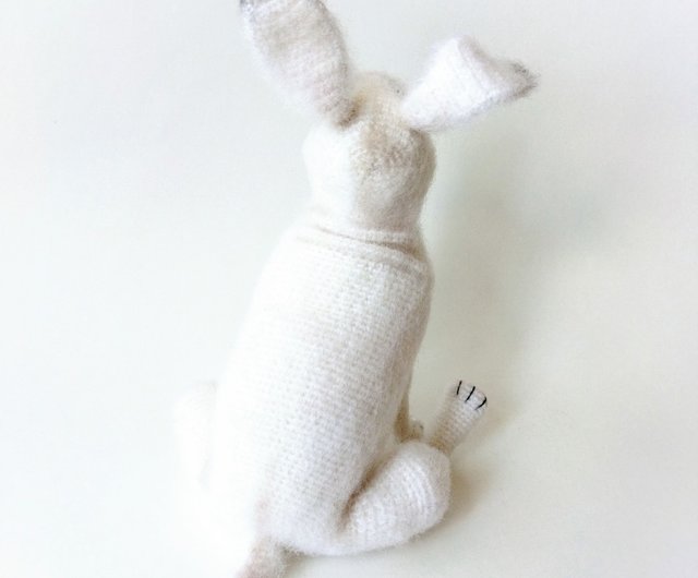 リアルなウサギ。かぎ針編みの面白いバニー。うさぎのぬいぐるみ。動物