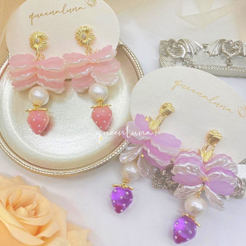 Strawberry Petal Earrings - ต่างหู - วัสดุอื่นๆ สึชมพู