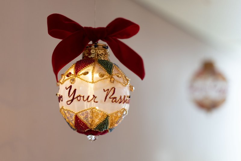 Personalised Present - Handmade embroidery Christmas Ball with light - ของวางตกแต่ง - วัสดุอื่นๆ หลากหลายสี