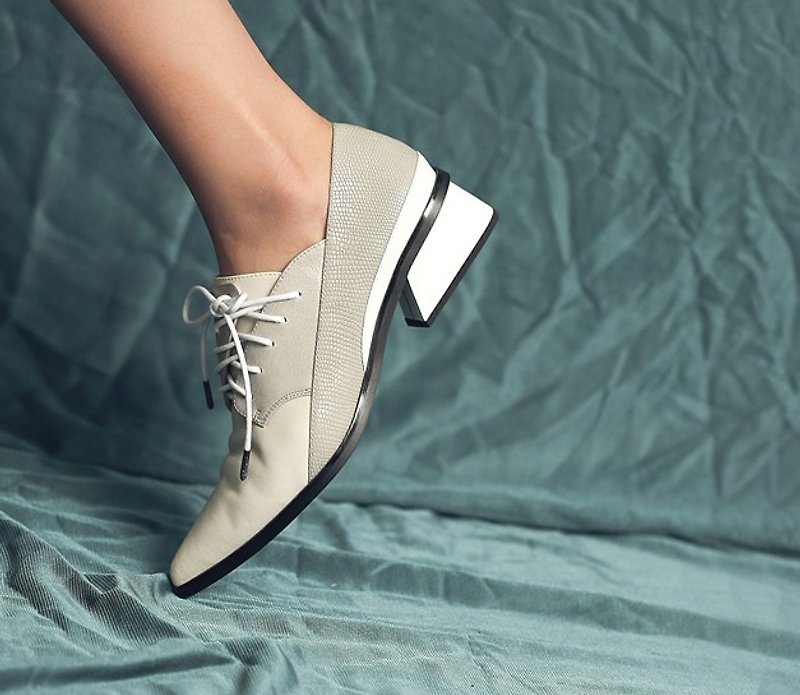 Beveled strap splicing structure leather pointed thick heel shoes beige - รองเท้าหนังผู้หญิง - หนังแท้ ขาว