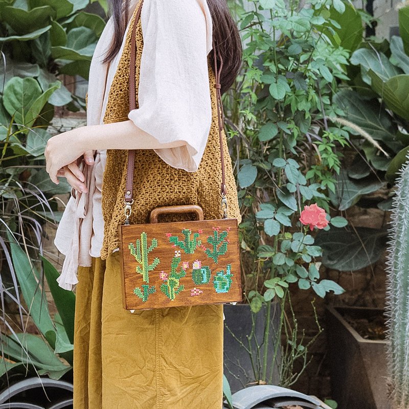 2019小眾品牌女包 輕復古小包斜跨百搭簡約手工刺繡仙人掌包梵集 - 側背包/斜背包 - 木頭 咖啡色