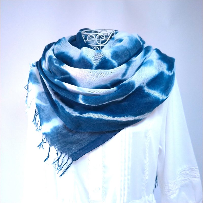 Indigo dyeing, mosquito net weaving, tie-dyeing_1 White abstract painting-like large cotton long stole - Knit Scarves & Wraps - Cotton & Hemp Blue