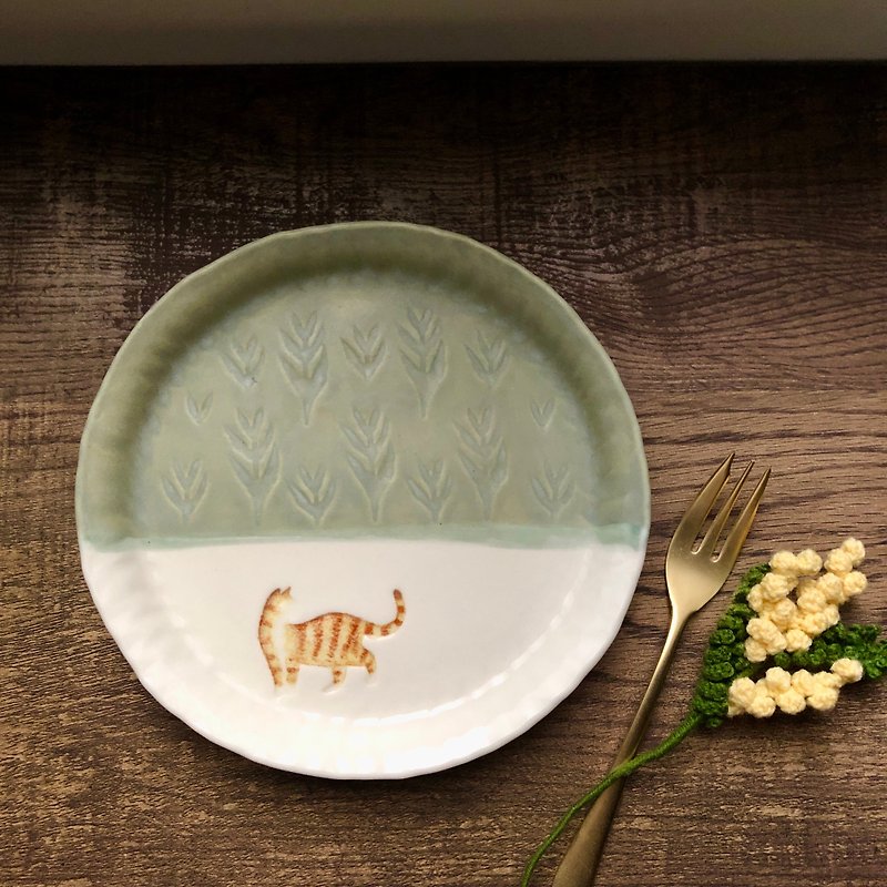 Field Kitten/Handmade Ceramic Dinner Plate 16.5cm/Orange Cat Looking Back - Plates & Trays - Porcelain Multicolor