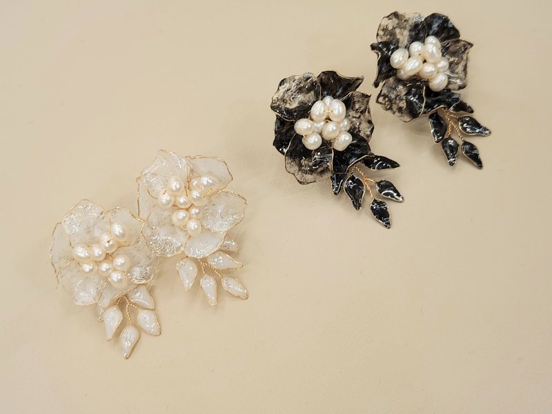 Light luxury freshwater beads hand-painted Bronze flower resin earrings W36 - ต่างหู - เรซิน 