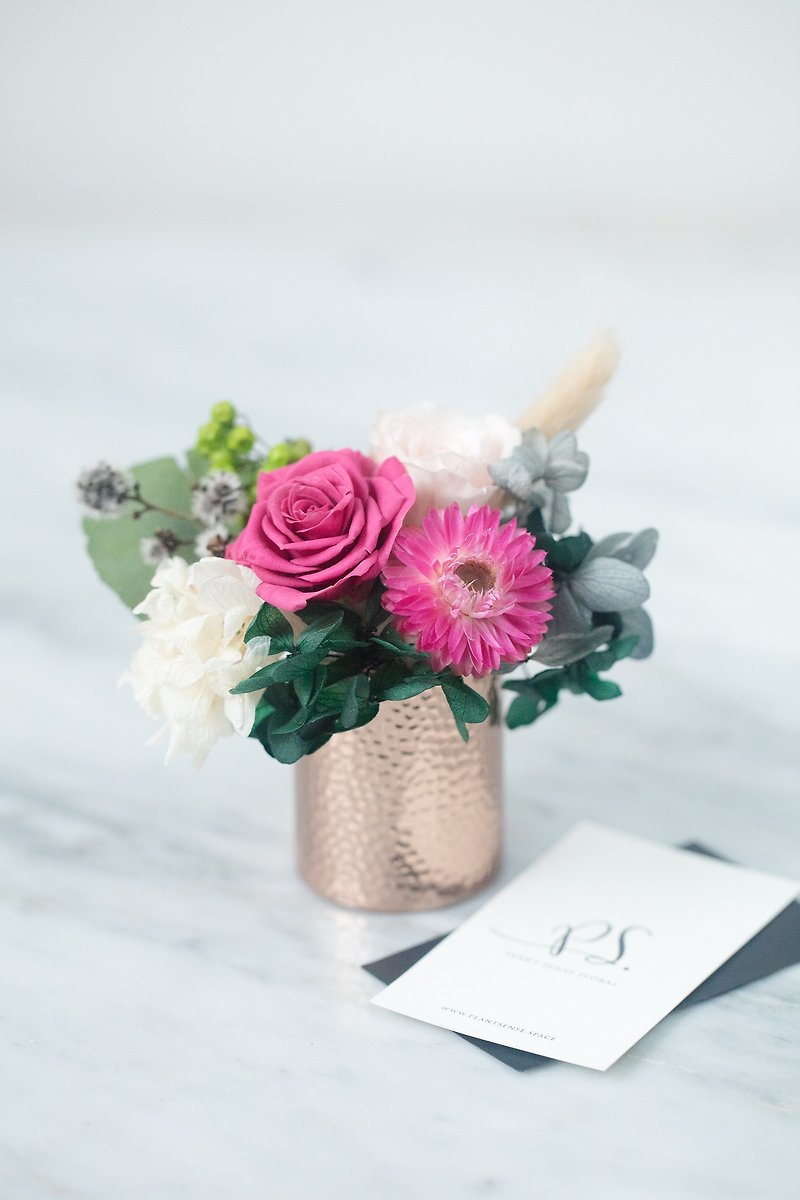 PlantSenseは〜ピンクの色合いの小さなテーブルの花/ローズ+暗赤色アマランサスあじさい鉄の手を不死化し、銅の花の花のセレモニーを打ちました - 観葉植物 - 寄せ植え・花 レッド