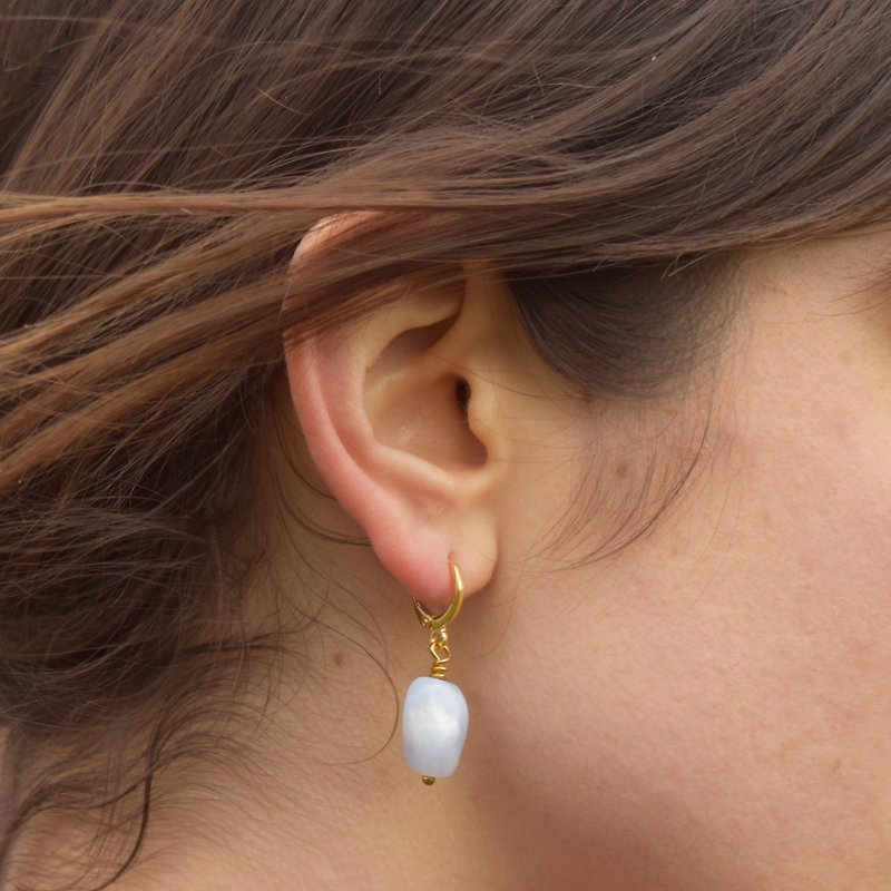 Blue Lace Agate Gemstone Huggie Earrings | by Ifemi Jewels - ต่างหู - วัสดุอื่นๆ สีทอง