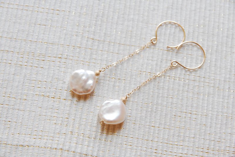 Earrings with a round keshi pearl chain 14kgf - ต่างหู - ไข่มุก ขาว