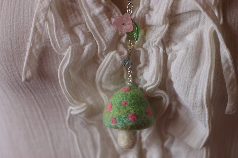Apple Green + Fluorescent Pink Spots Spring Breath Hand Dyed Wool Mushroom Necklace (can also be used as a charm) - สร้อยคอ - ขนแกะ สีเขียว