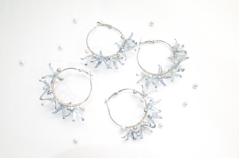Handmade resin hoop earrings Flower of the Sea Variations - ต่างหู - เรซิน สีใส