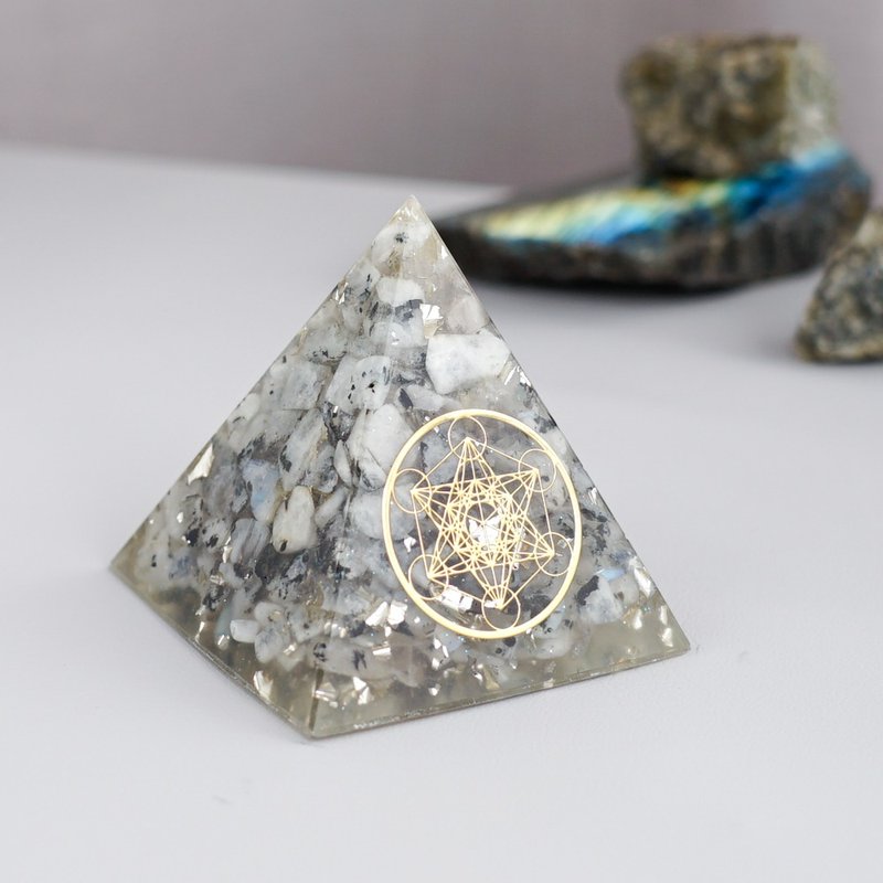 【月亮石】奧根水晶能量金字塔Orgonite 6x6 cm - 擺飾/家飾品 - 水晶 多色
