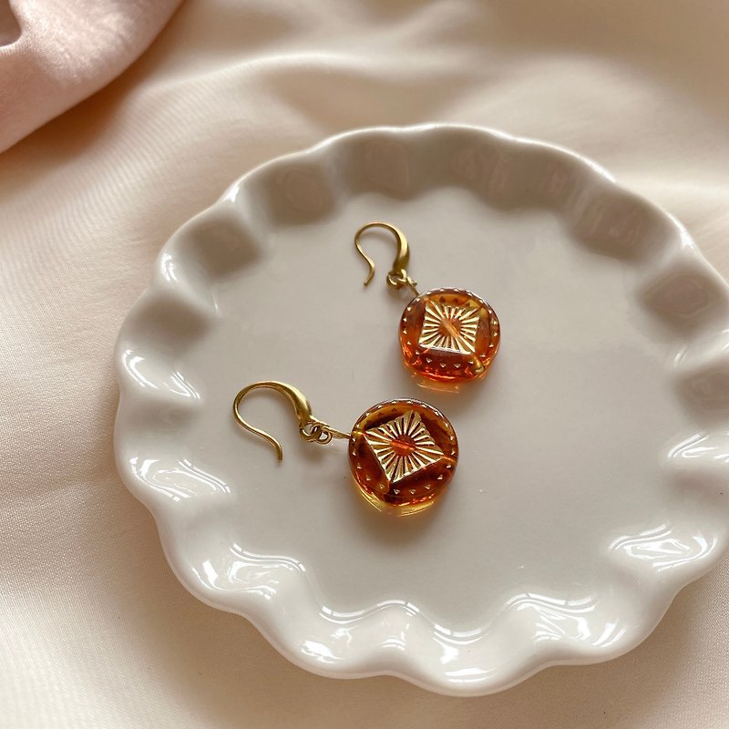 Amber sugar- Bronze resin earrings-can be clipped - ต่างหู - ทองแดงทองเหลือง หลากหลายสี