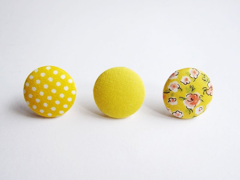 布釦耳環 Mix & Match 黃色混搭 可做夾式耳環 - 耳環/耳夾 - 棉．麻 黃色