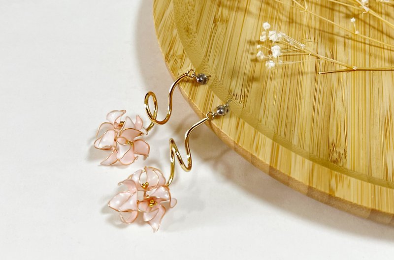 Japanese flower liquid crystal flower 925 Silver needle earrings - Earrings & Clip-ons - Resin Multicolor