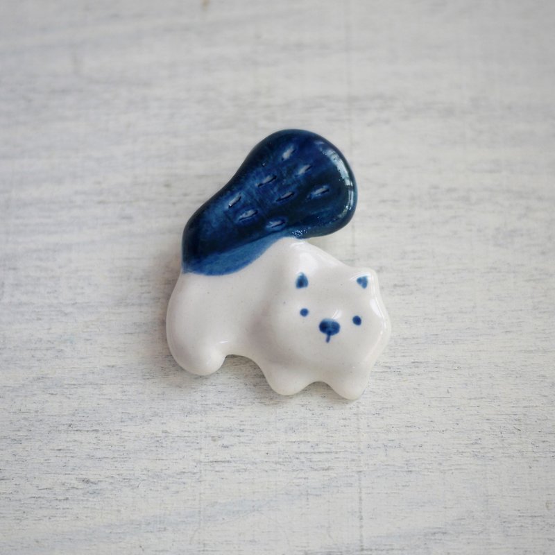 Peanut squirrel brooch blue - Brooches - Porcelain Blue