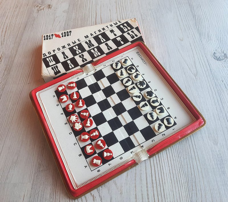 SIMZA magnetic travel chess set USSR – Soviet pocket chess game 1987 vintage - Board Games & Toys - Other Materials 