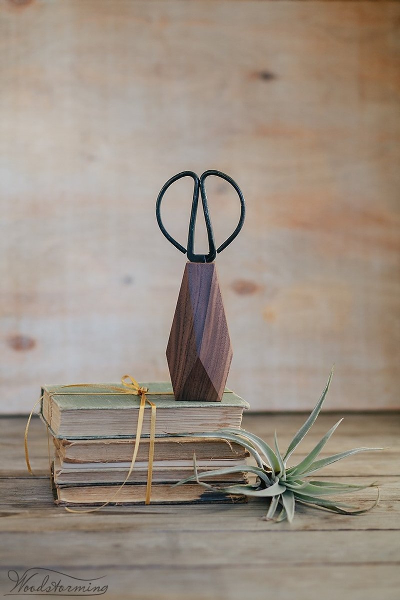 Faceted wood vase, minimalist bud vase - 擺飾/家飾品 - 木頭 