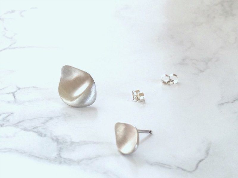 銀飾花瓣耳環 flower shower（silver） - 耳環/耳夾 - 其他金屬 銀色