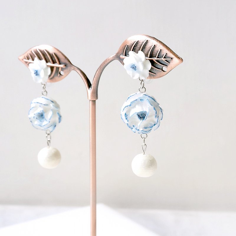 Blue-and-White Porcelain Color Floral Drop Earring/ Ear Clip =Flower Piping= - ต่างหู - ดินเหนียว สีน้ำเงิน
