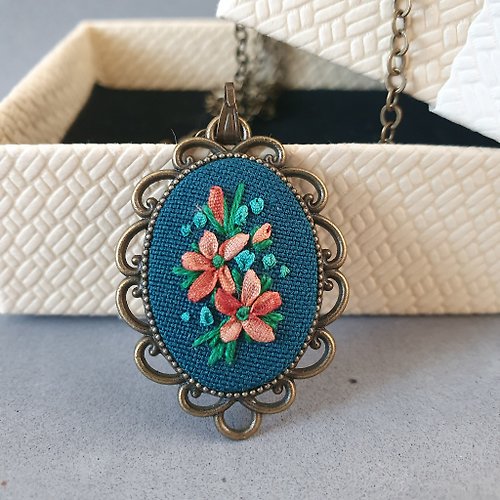 Embroidery Dreams 刺繡 珠寶 Ribbon embroidered pendant for her