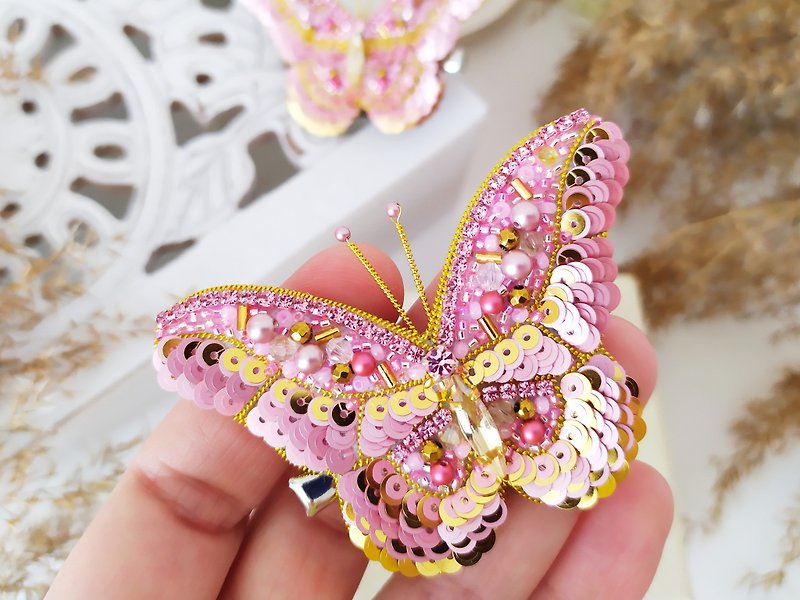 Pink butterfly pin. Embroidery butterfly brooch. Gift for her, for girl. for mom - เข็มกลัด - วัสดุอื่นๆ สึชมพู