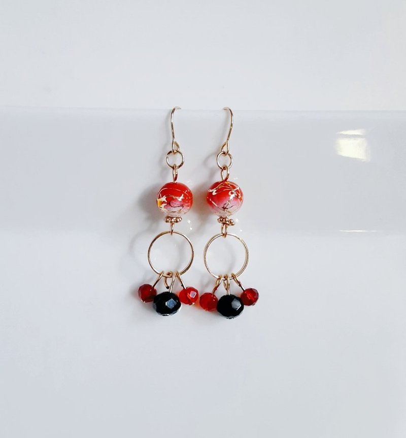 Japanese-style earrings with swaying circle hoops of arabesque beads and glass beads. Glossy red, crimson earrings, birthday gift, glass beads, can be changed to allergy-friendly earrings or Clip-On. - ต่างหู - แก้ว สีแดง