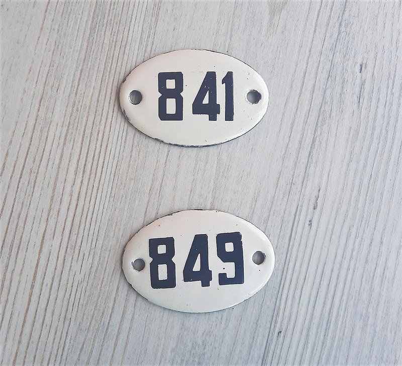 811 819 enamel metal small door number sign white black address plaque vintage - ม่านและป้ายประตู - โลหะ ขาว