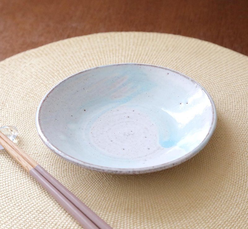 Medium-sized plate with white glaze and light blue brush strokes - จานและถาด - ดินเผา ขาว