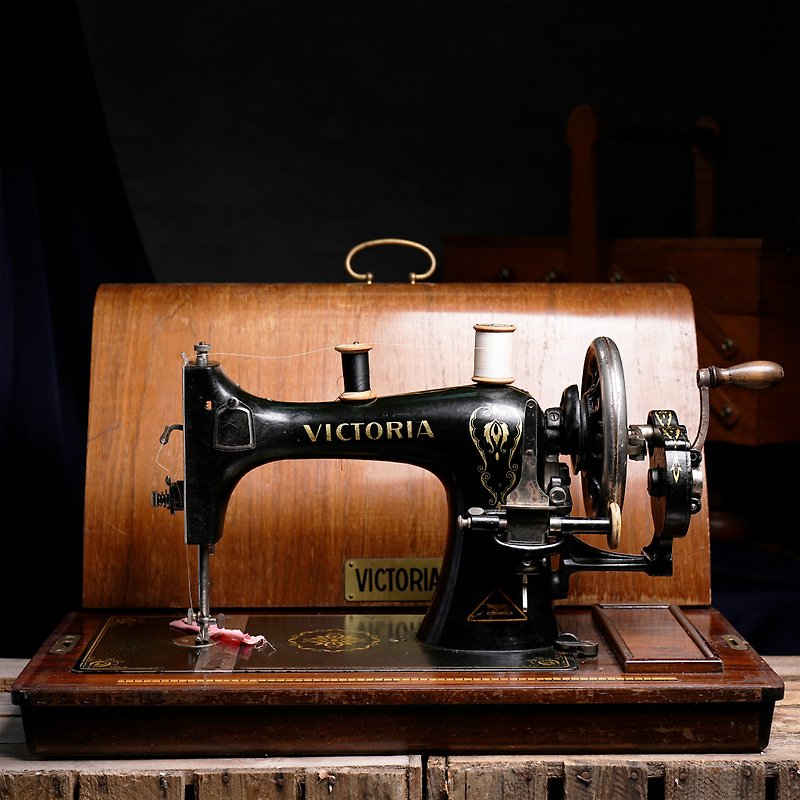 Vintage Victoria mechanical sewing machine - ของวางตกแต่ง - โลหะ สีนำ้ตาล