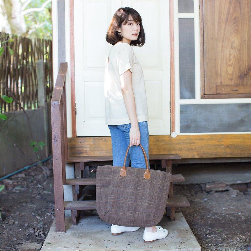 Oversize Sweet Journey Bags Handwoven and Botanical Dyed Cotton Brown-Blue Color - กระเป๋าถือ - ผ้าฝ้าย/ผ้าลินิน สีนำ้ตาล