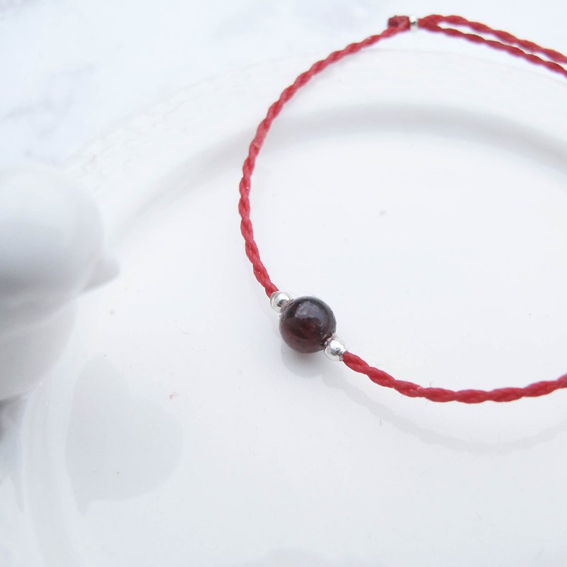 ▹ 囡 囡 囡 囡 Aberdeen 手 [handmade silver] Silver beads × natural stone wax cord garnet bracelets handmade silver lucky fortune red red - Bracelets - Gemstone White