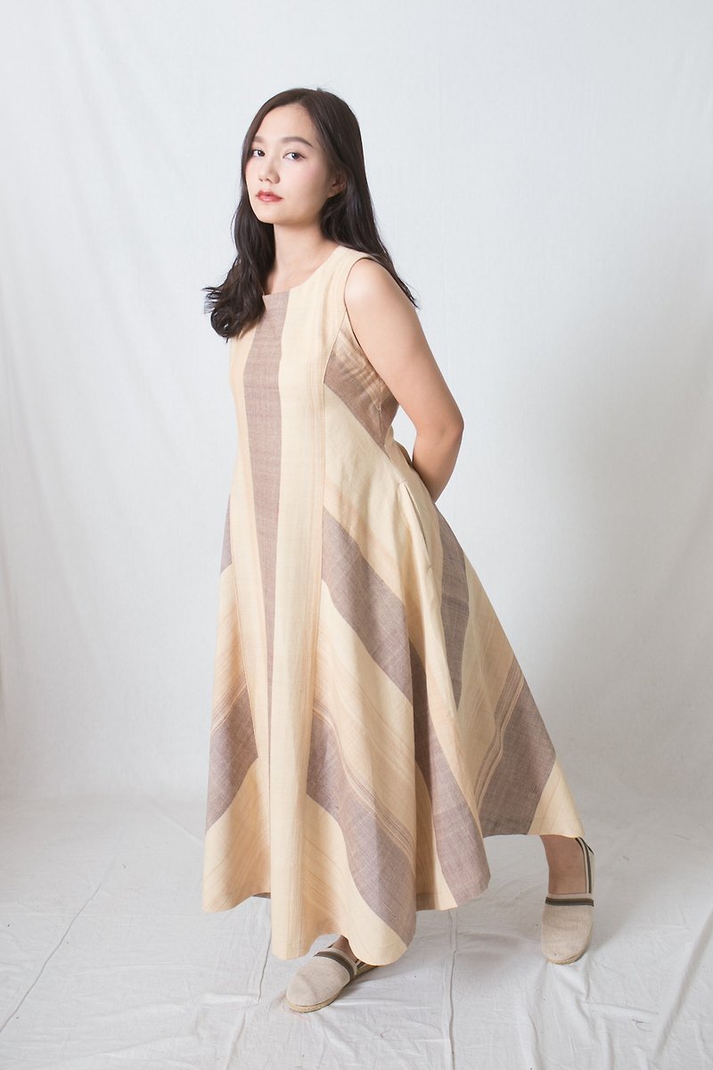 Sleeveless dress in hand-woven cotton. - 連身裙 - 棉．麻 咖啡色