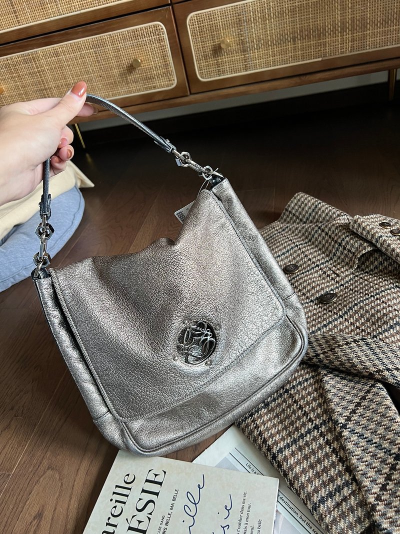Loewe雕花鏤空單肩包 - 側背包/斜背包 - 真皮 